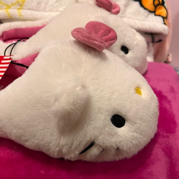 SOLD SOLD SOLD Hello kitty plush slippers indoor/outdoor - Picture 6 of 13
